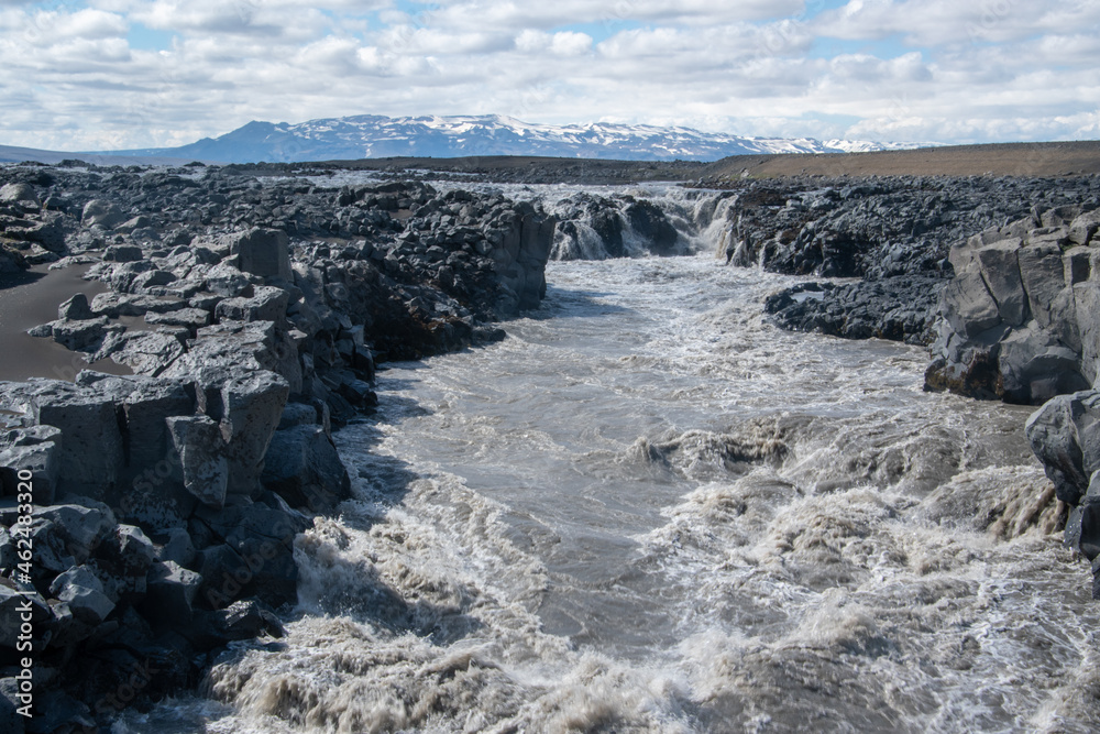 Der Fluss Jökulsá á Fjöllum im Hochland von Island fließt durch eine traumhafte Vulkanlandschaft. Der Fluss Jökulsá á Fjöllum im Hochland von Island fließt durch eine traumhafte Vulkanlandschaft.