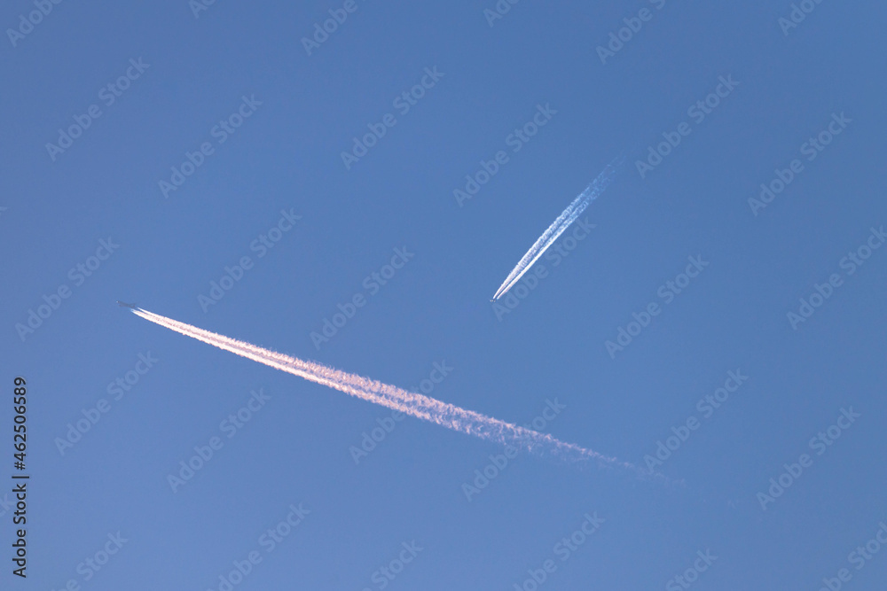 Dwa samoloty mijające się na bezchmurnym niebie. - obrazy, fototapety, plakaty 