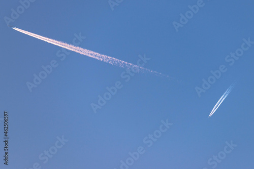 Dwa samoloty mijające się na bezchmurnym niebie.