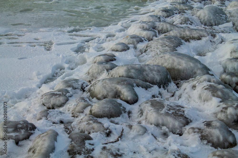 Obraz premium snowy icy breakwaters