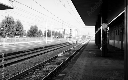 binari della stazione in bianco e nero a Montesilvano photo