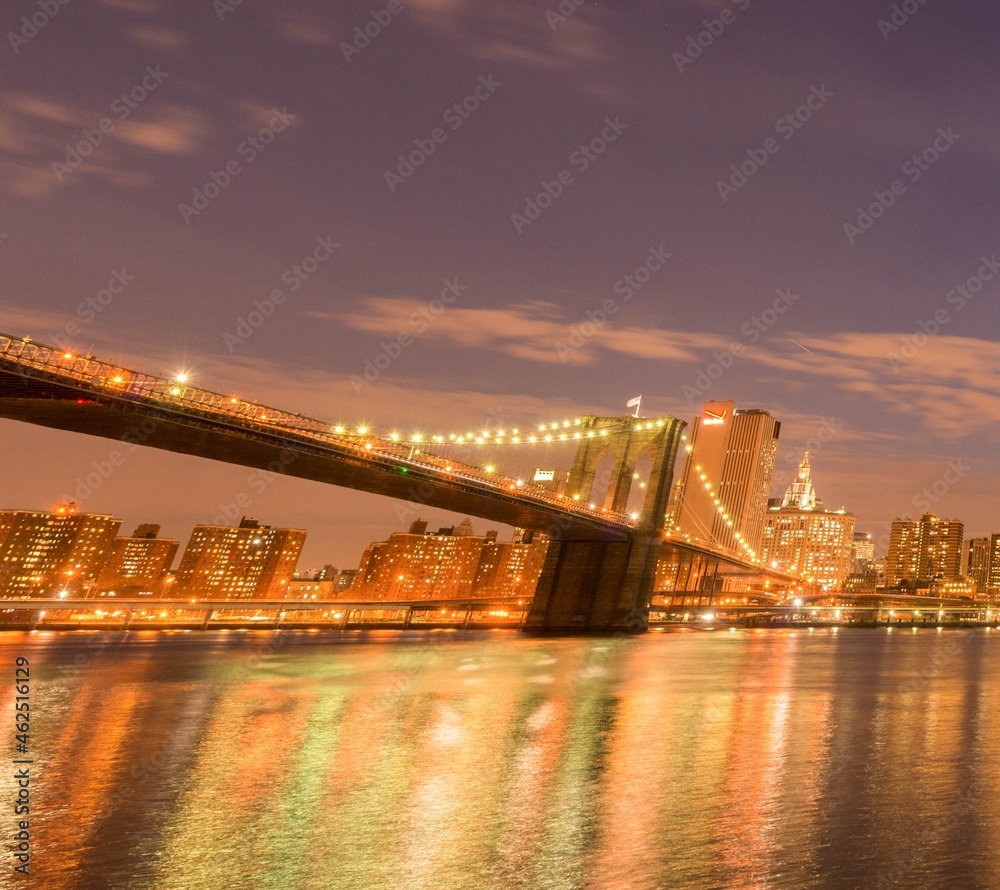 Fototapeta premium Night view of Manhattan and Brooklyn bridge