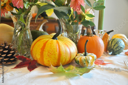 Billede på lærred Fall harvest pumpkin and gourds arranged for beautiful seasonal table decor for family Thanksgiving dinner or autumn wedding