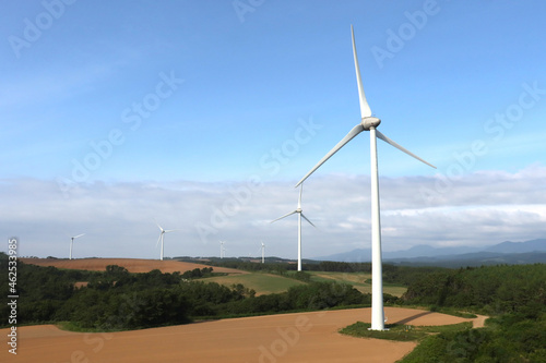 丘と風車の風景。ウェスパ椿山にある風車の丘白神展望台からの眺め。日本青森県西津軽郡深浦町。
