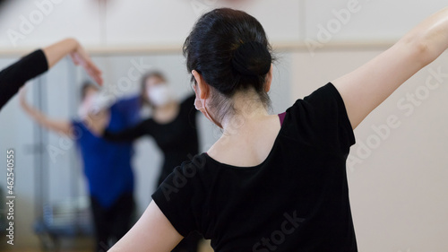 ダンス教室で練習しているダンサー達の姿