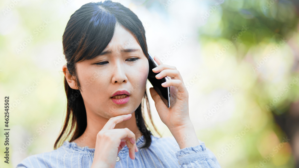 電話で話をする女性