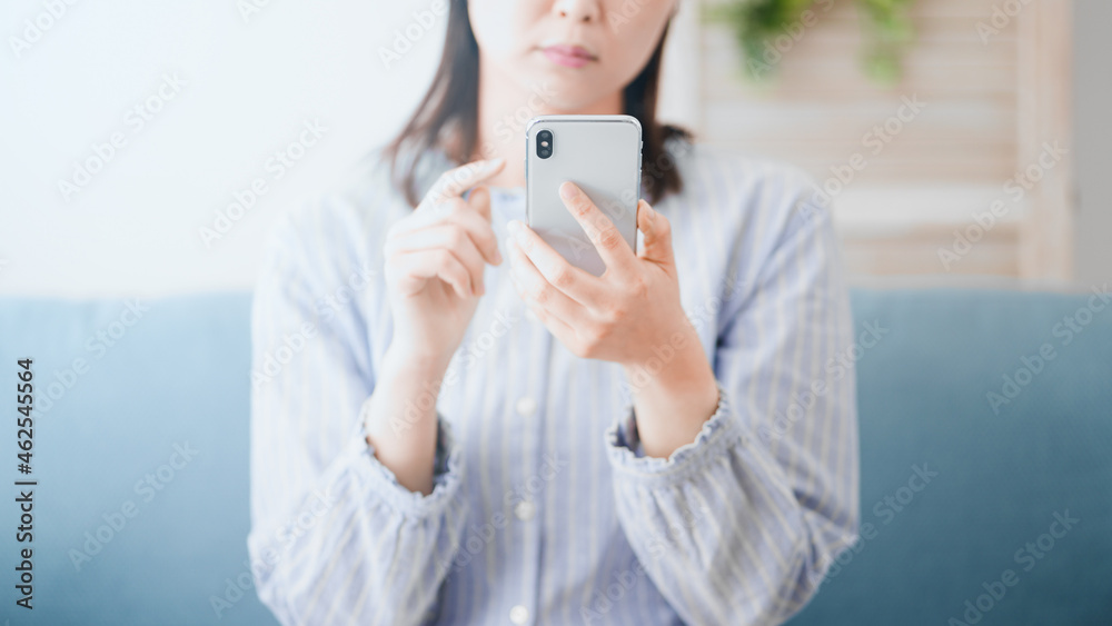 スマートフォンを使う女性