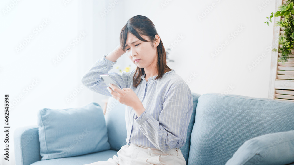 スマートフォンを使う女性 スマートフォンを使う女性