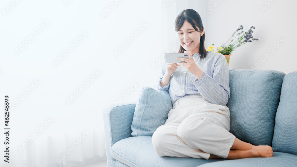 スマートフォンを使う女性 スマートフォンを使う女性