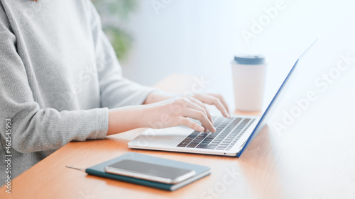ノートパソコンを使う女性
