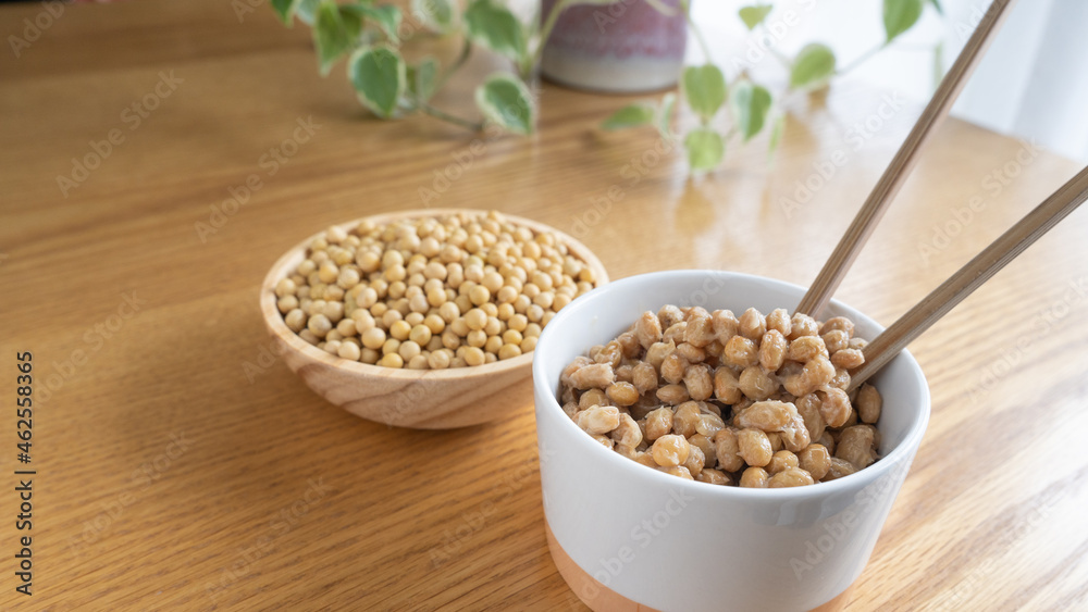 日本の納豆と生大豆。納豆を箸で混ぜる。 日本の納豆と生大豆。納豆を箸で混ぜる。