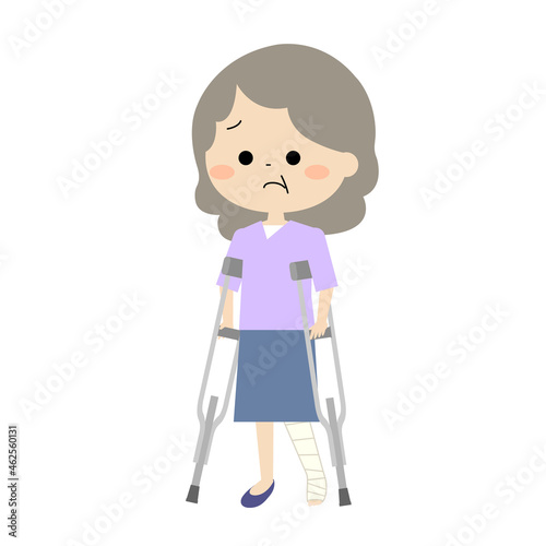 ギプスの片足をあげて松葉杖をついている不安げな高齢女性
