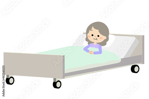 入院して安心した様子でベッドで休んでいる高齢女性