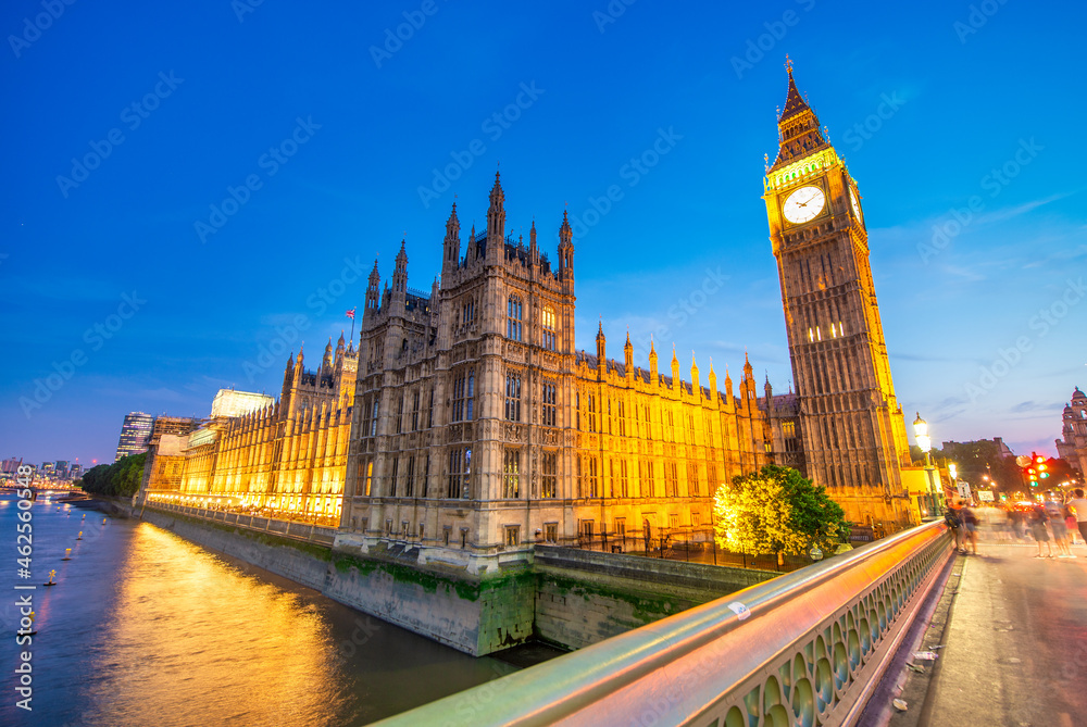 Obraz premium Westminster Palace and Bridge at summer night in London, UK.