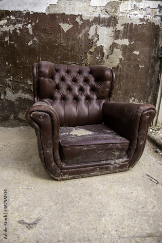 Obraz na płótnie Old abandoned leather armchair w salonie