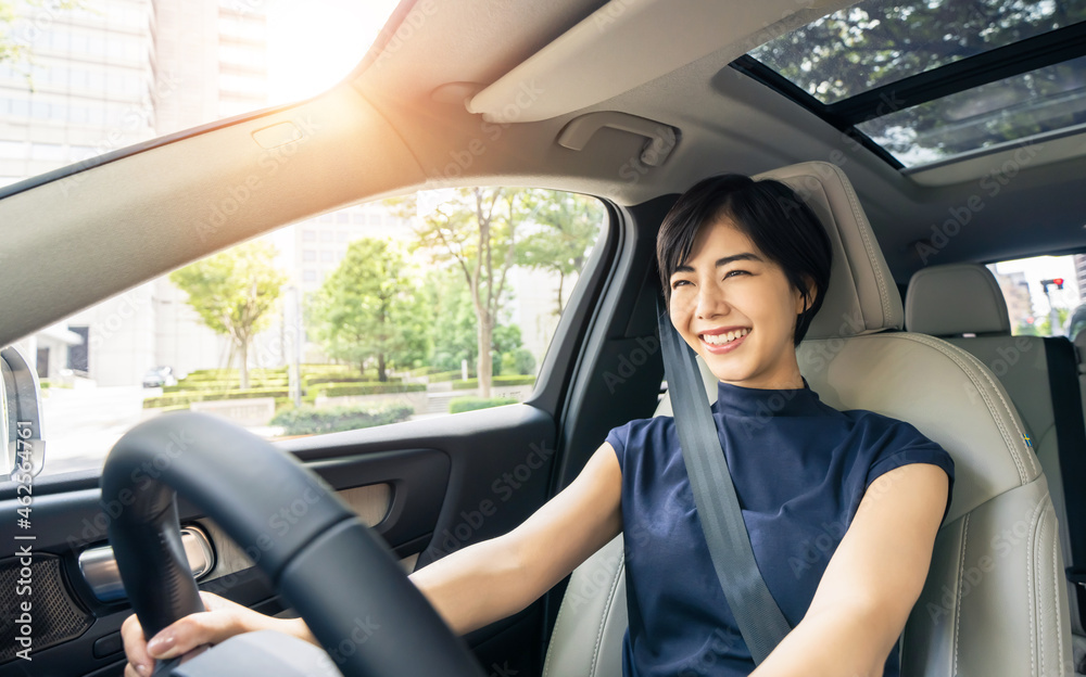 車を運転する女性