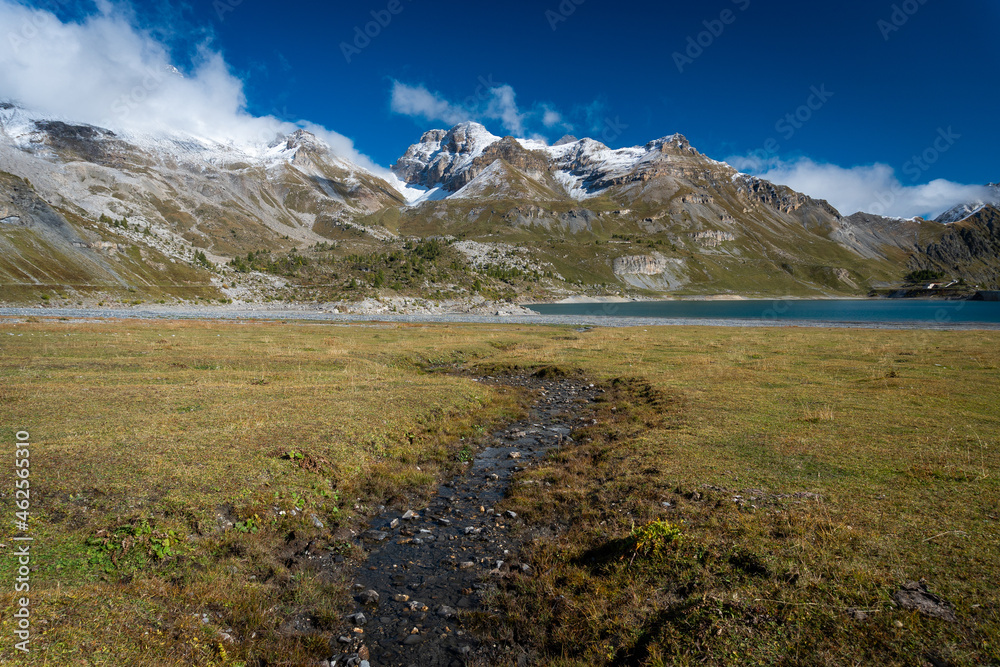 Fototapeta premium Au milieu coule une rivière.