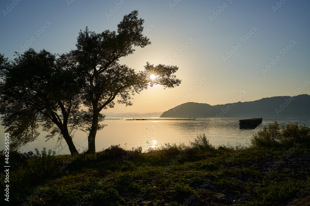 Obraz premium びわ湖 湖北水鳥公園付近からの夕景
