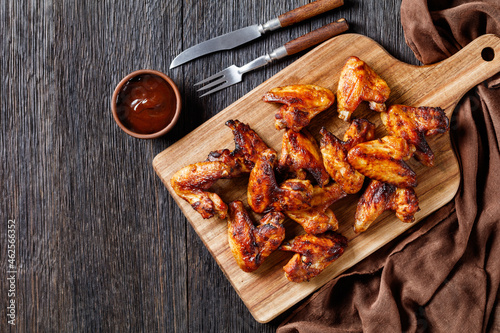 Quadro em tela crispy fried chicken wings on a wooden board