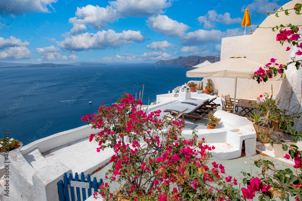 Naklejka premium Relaxing and romantic view with white architecture in Santorini Greece, caldera view over blue sea and volcano island. Summer landscape for travelling and vacation template. Luxury resort hotel famous