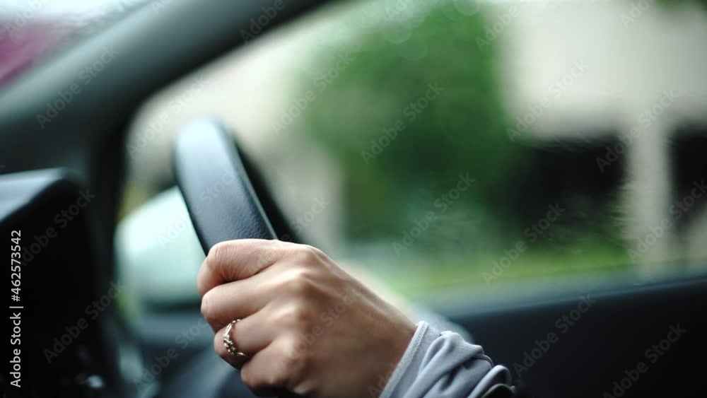 雨の日に運転する女性の手元 雨の日に運転する女性の手元