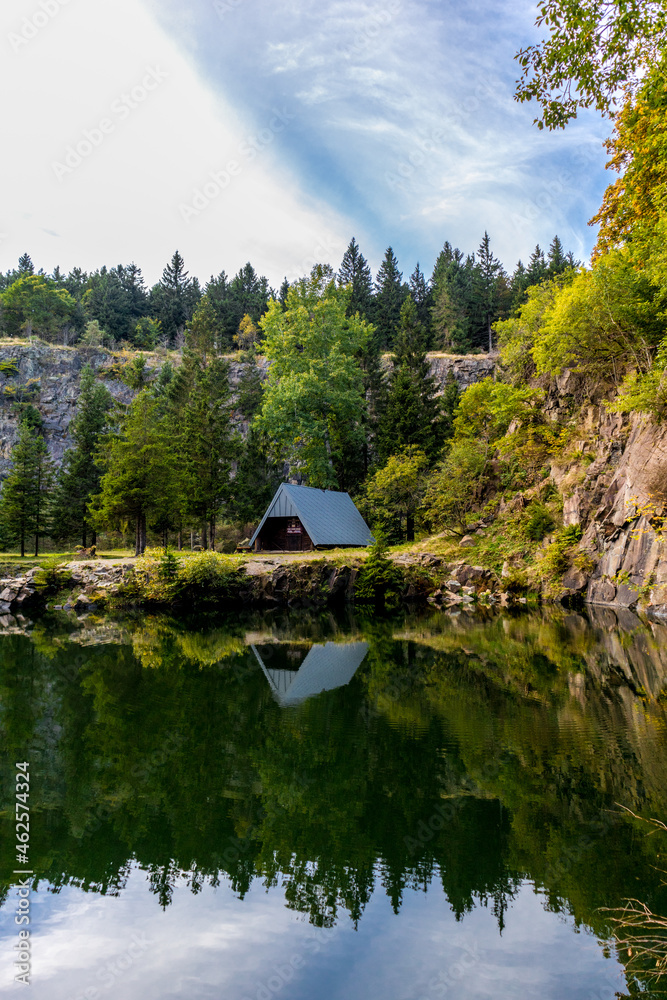 Fototapeta premium Der farbenfrohe Herbst kehrt langsam aber sicher auf den Höhen des Thüringer Waldes ein - Thüringen