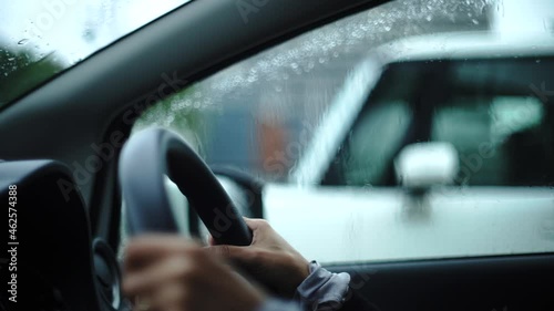 Wallpaper Mural 雨の日に運転する女性の手元 Torontodigital.ca