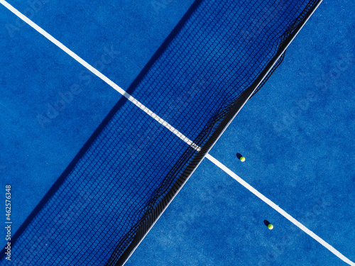 Fotografie zenithal aerial view of a paddle tennis court