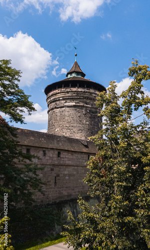 Vertical view of tower with trees on a sunny day in Nürnberg, Germany