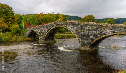 the 3-span pont fawr (Great bridge, Llanrwst Bridge) over the river Conwy, also known as the Shaking Bridge, vibrating when the parapet is struck