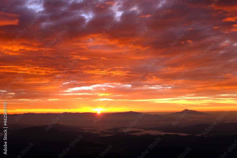 北アルプス　鹿島槍ケ岳からの日の出　朝焼けが輝く