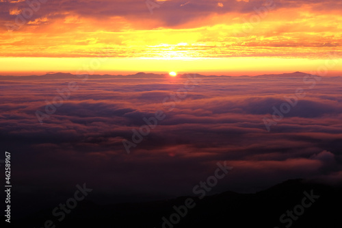 北アルプス 五竜岳からの日の出 朝焼けが輝く