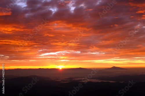 北アルプス　鹿島槍ケ岳からの日の出　朝焼けが輝く © hirotomo.i.1961