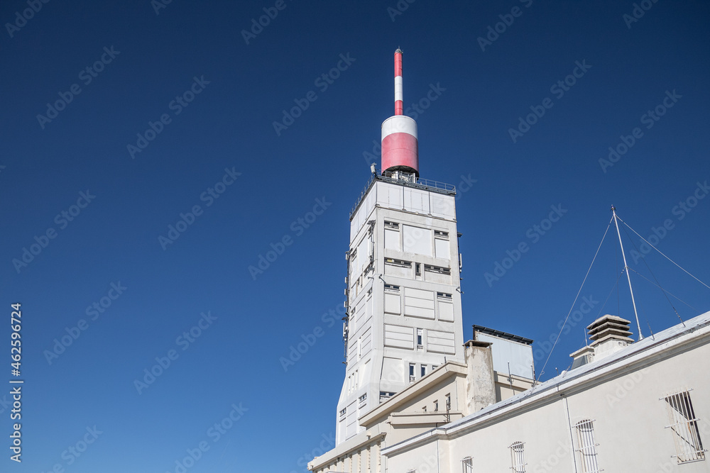 Obraz premium station météo au sommet du Mont-Ventoux