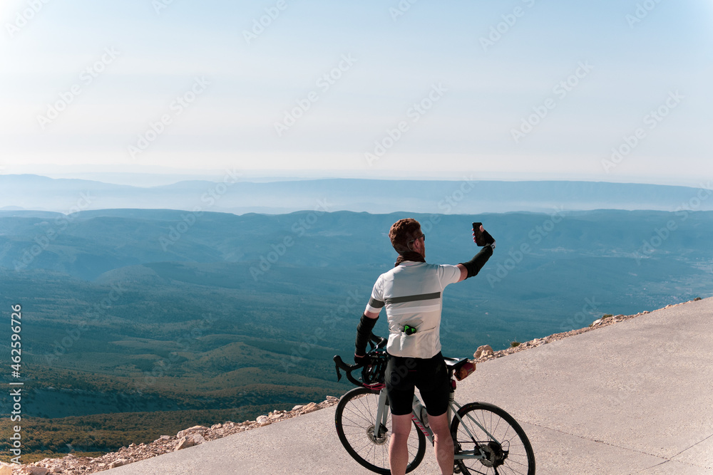 cycliste ayant réussi l'ascension du Mont-Ventoux - obrazy, fototapety, plakaty 