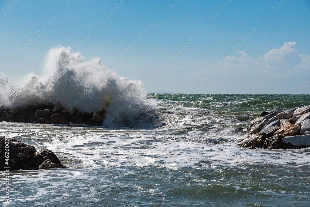 Hohe Wellen im Meer bei Wind