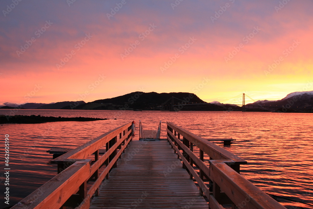 Obraz premium sunset on the pier