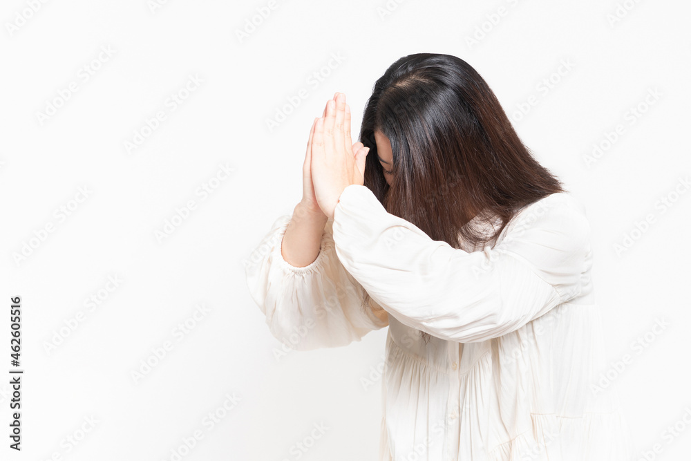 お願いのジェスチャーをする主婦