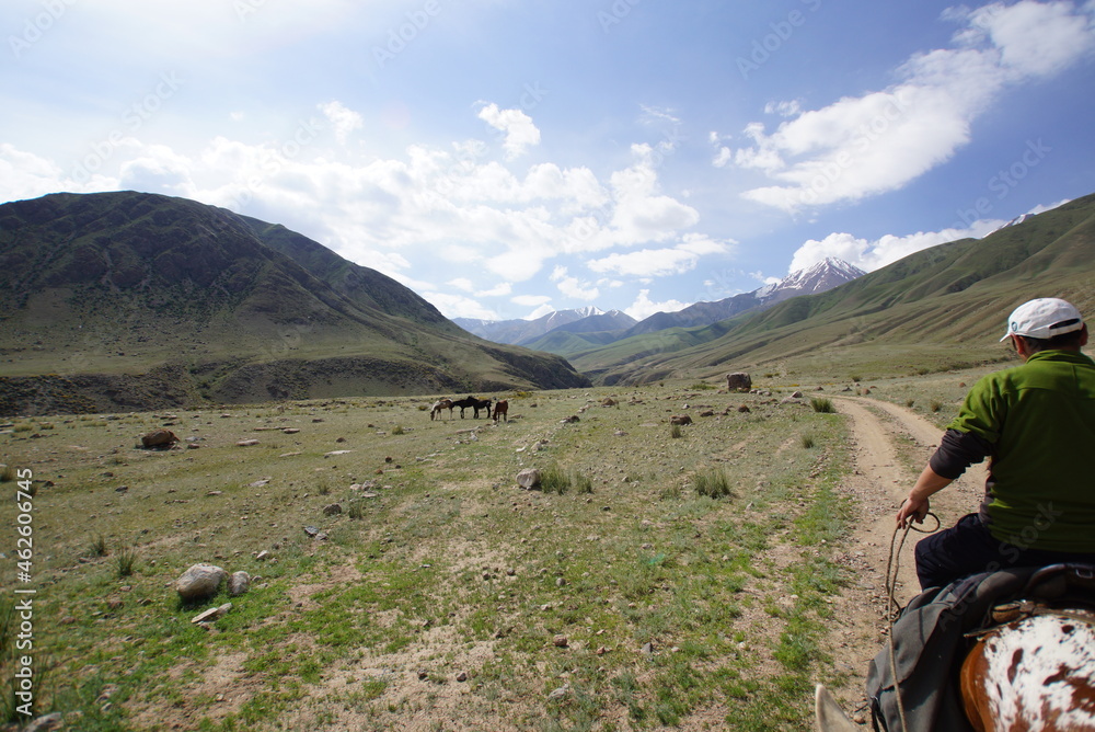 キルギス・コチコル村近郊で馬に乗る男性