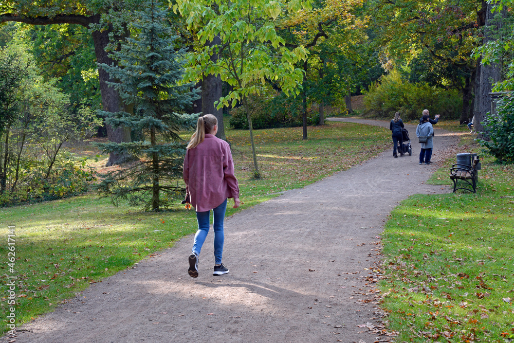 Fototapeta premium spaziergänger im park