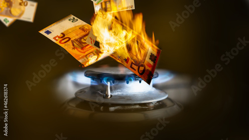 euro geldscheine verbrennen in der Gasflamme, symbolisches Konzept für steigende gaspreise und energiekosten inflation photo