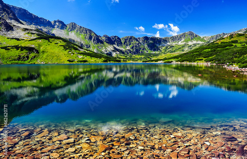 Fototapeta Krajobraz górski, jeziora w otoczeniu gór skalistych.