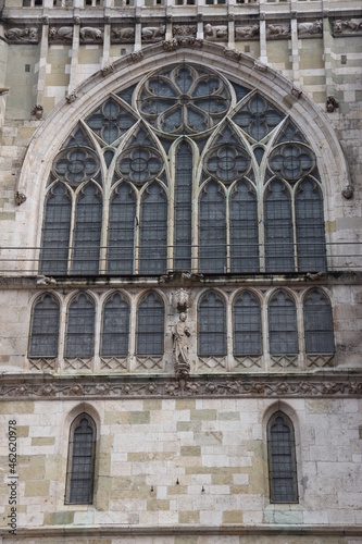 gotisches Fenster Spitzbogenfenster des Dom von Regenburg Kirchenfenster Gotik Maßwerk