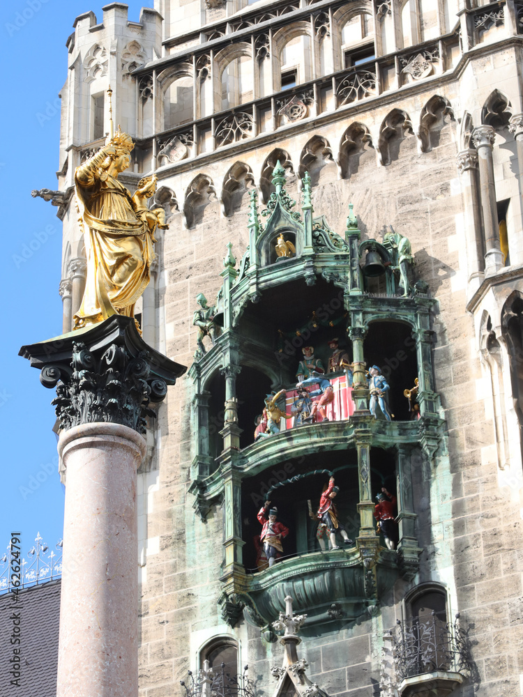 Φωτογραφία glockenspiel or carillon in the tower of New town Hall in Munich Germany and the