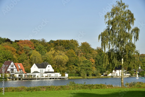 L'automne dans un endroit bucolique au lac de Genval entouré de végétation luxuriante avec quelques restaurants  