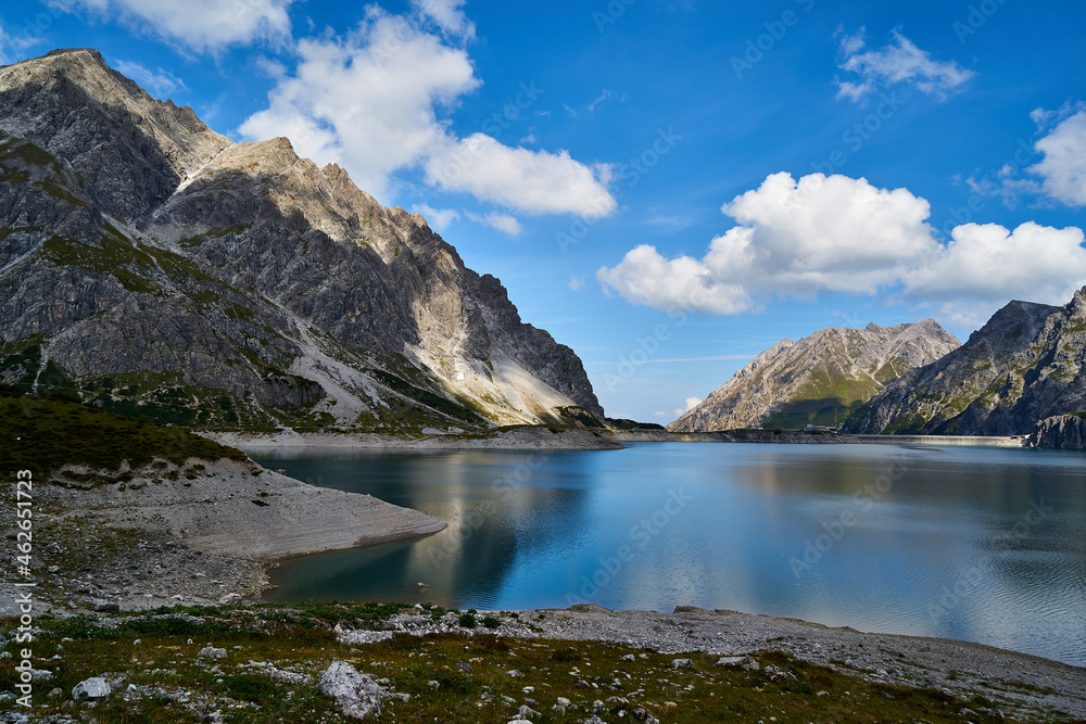 Der türkis-blaue Lünersee in Österreich Vorarlberg 