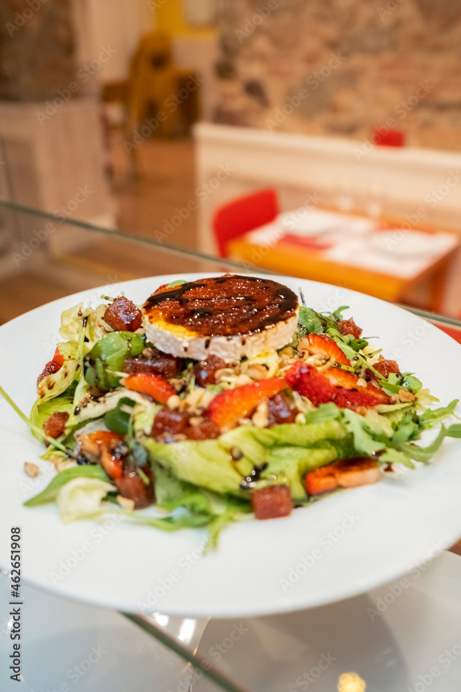 Ensalada de queso de cabra con fresas Ensalada de queso de cabra con fresas
