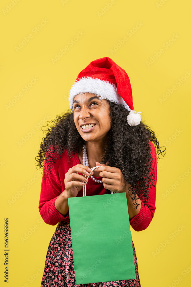 mujer afroamericana haciendo gestos con el rostro y con ropa navideña mujer afroamericana haciendo gestos con el rostro y con ropa navideña