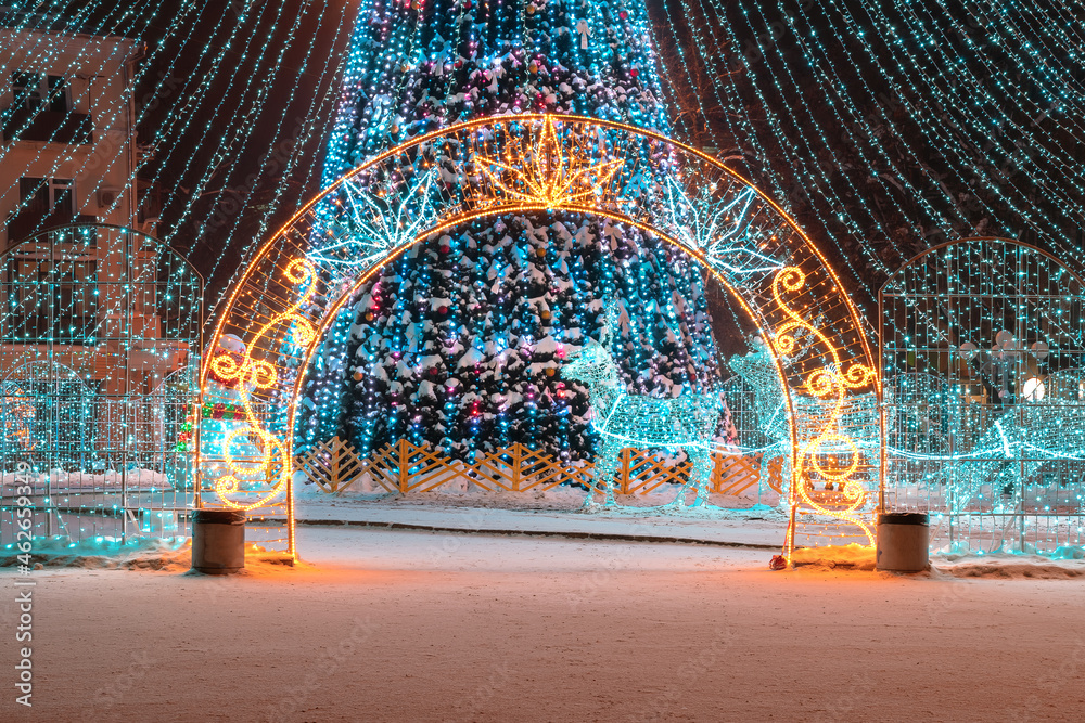 Obraz premium Christmas decorations on the street. Christmas deer. Garlands outside decorate the street. Holiday lights in the form of a deer on the street on Christmas Eve. Christmas tree on the street in toys.