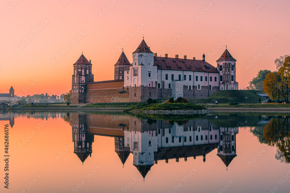 Obraz premium Mir Castle and its reflection against the purple sunset sky, Belarus.